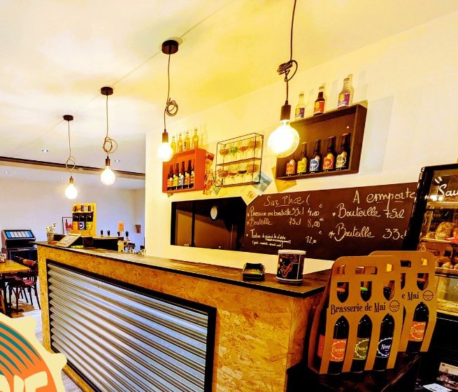 Le bar de la Brasserie de Mai, comptoir en bois, ardoise des prix et bières maison en vitrine