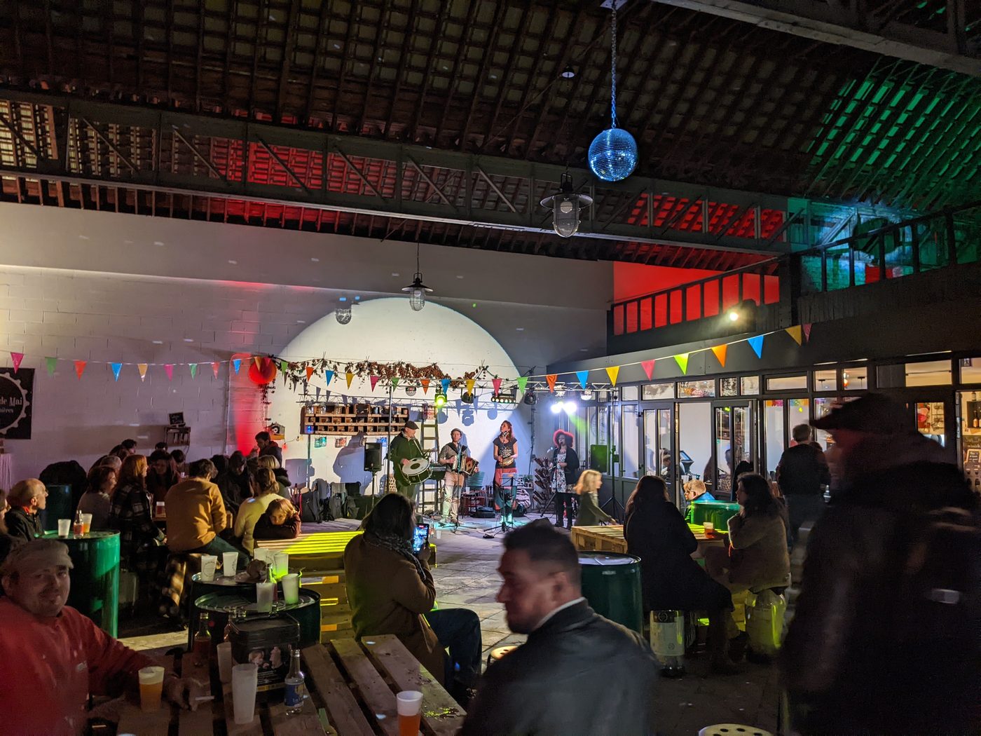 Soirée concert dans la salle de la Brasserie de Mai