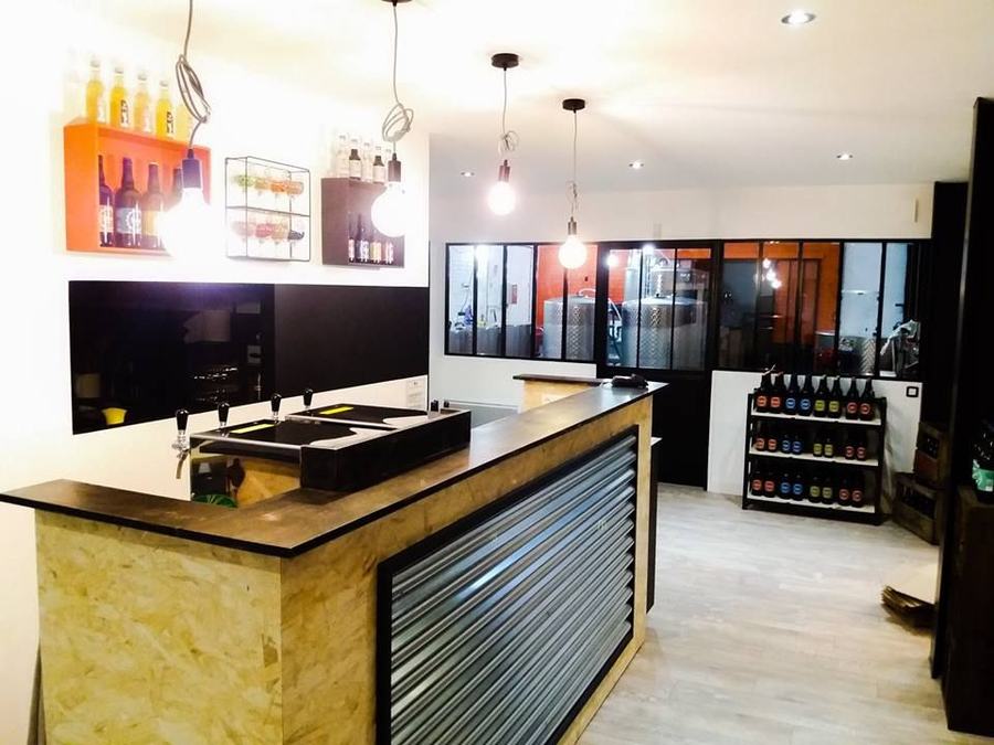 Le bar avec vue sur les cuves de brassage en arrière-plan
