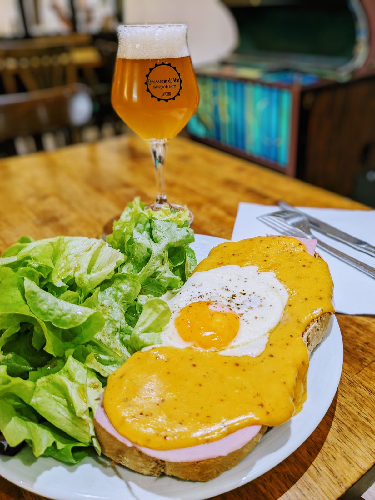 Tartine maison sur pain à la drêche, jambon, œuf et sauce moutarde, servie à la Brasserie de Mai
