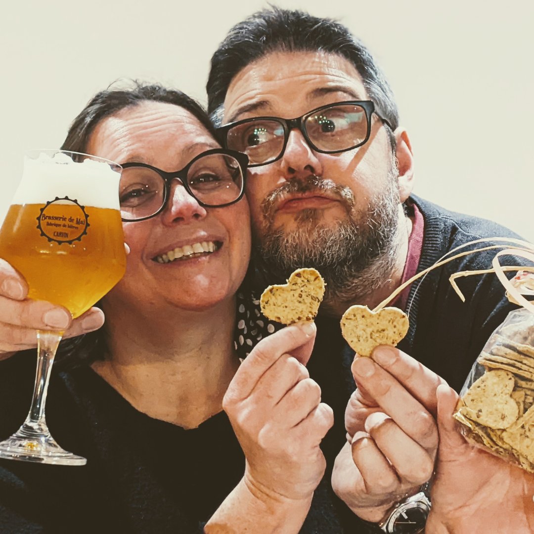 Julie et Olivier, fondateurs de la Brasserie de Mai, avec une bière maison et des crackers à la drêche