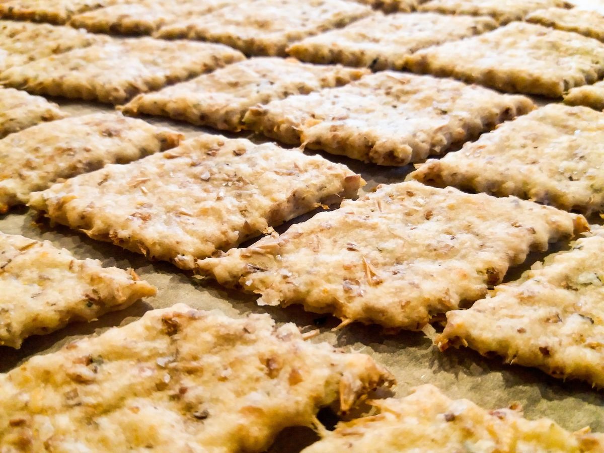 Crackers à la drêche de la Brasserie de Mai, tout juste sortis du four